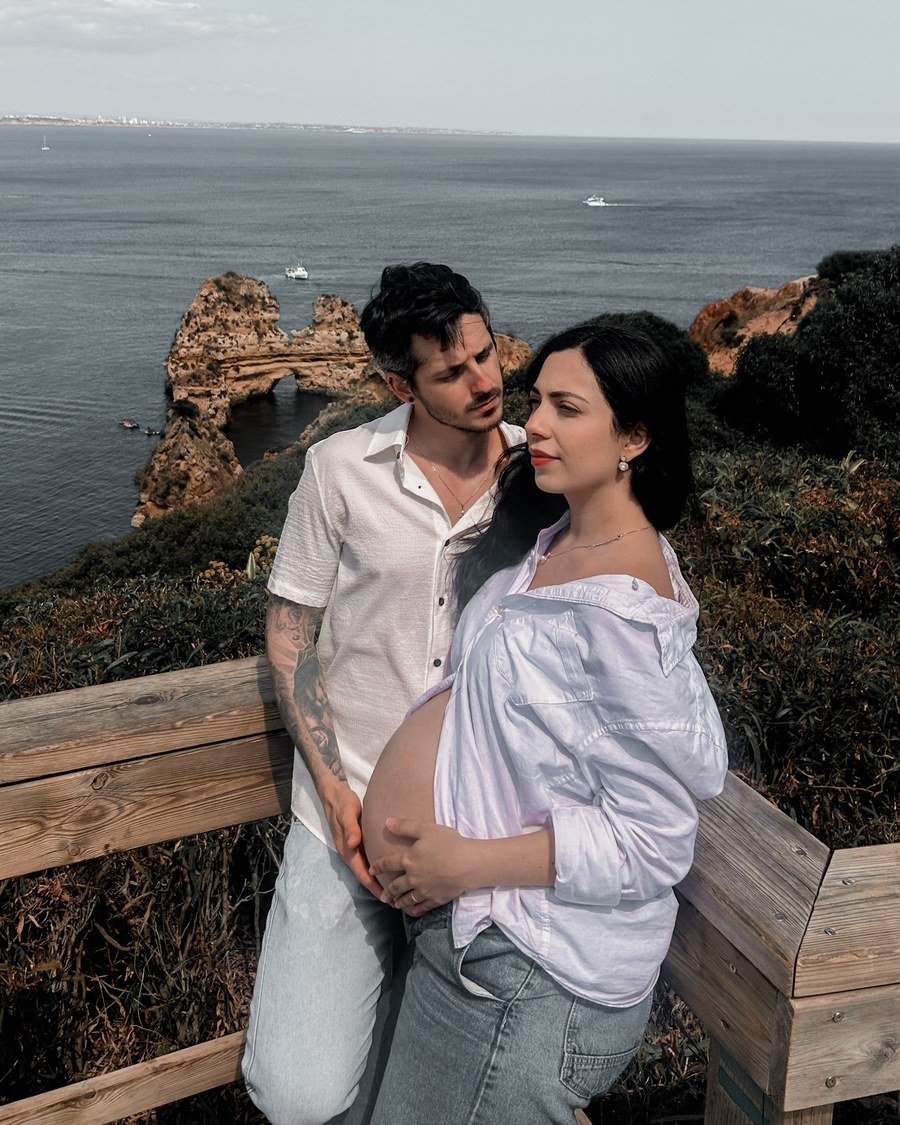 Victoria grávida com o marido, no Algarve